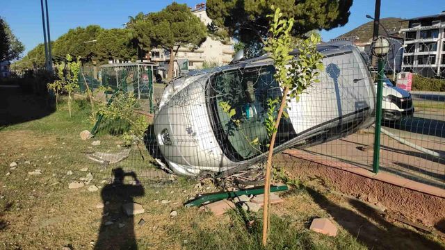Antalya'da kaza yapan sürücü olay yerinden kaçtı