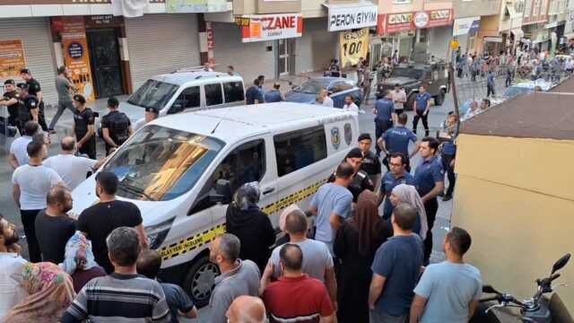Yol verme kavgasında kendisine silah çekilen moto kurye bıçak ve satılarla olay yerine geri döndü: 1 ölü, 30 gözaltı