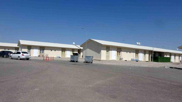 Adıyaman'da depremzedeler için tahsis edilen prefabrik konutların musluklarından kurtçuk aktı