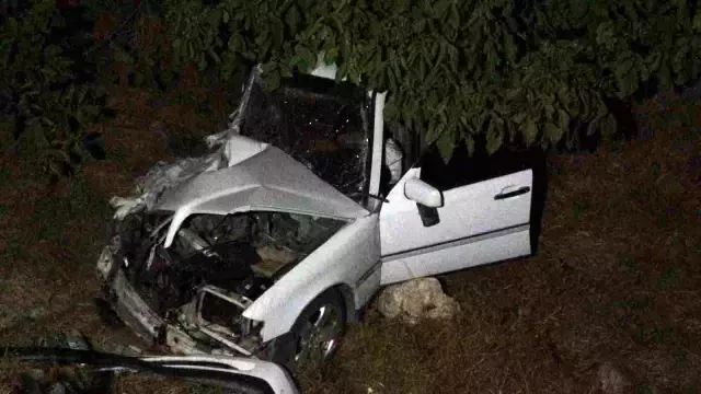 Otomobil ile işçi servisi kafa kafaya çarpıştı: 13 yaralı