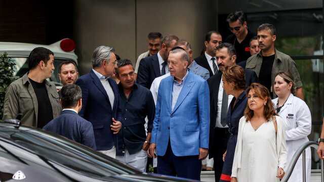 Galatasaray'ın imza töreninde bu kareye olay gönderme: Bizim başkanımızın da eli cebinde ama harcamalarla alakalı