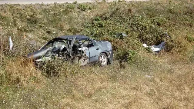 Kavşakta 2 araç çarpıştı, ortalık savaş alanına döndü! Ölü ve yaralılar var