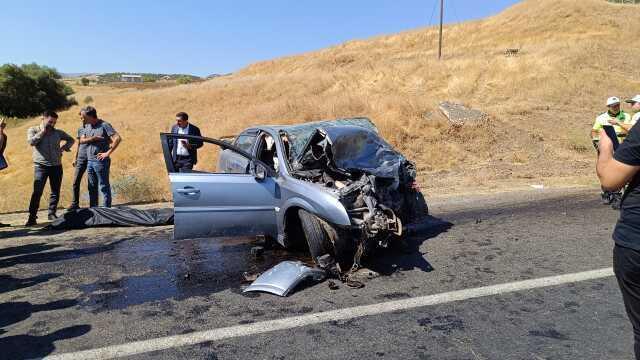 Kafa kafaya çarpışan otomobiller hurdaya döndü: 1 ölü, 2 yaralı