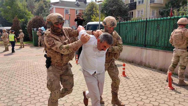 Terkinciler çetesi üyeleri adliyeye getirilirken gazetecilere ayakkabılarını fırlatıp, 'Çok güzel reklam yaptınız bizi' dedi