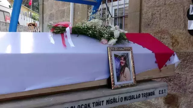 Tiyatro ve dizi oyuncusu Seda Fettahoğlu memleketinde son yolculuğuna uğurlandı