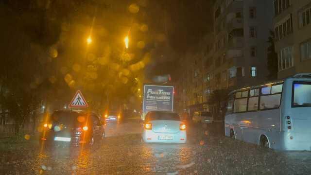 Ordu'da sağanak sele dönüştü, ev ve iş yerlerini su bastı