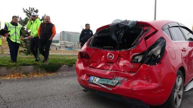 Servis minibüsü, halk otobüsü ve 3 otomobilin karıştığı zincirleme kazada 24 kişi yaralandı