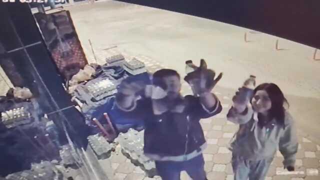 Gençlerden alkışlanacak hareket: Büfeden aldıkları iki şişe suyun parasını kameraya gösterip bıraktılar