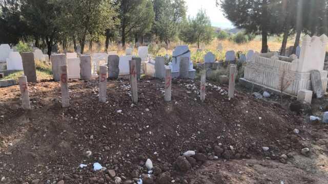 Siirt'te meydana gelen kazada yanarak ölen anne ve 5 çocuğu ile birlikte açılan 7. bir mezara da uzuvlar defnedildi