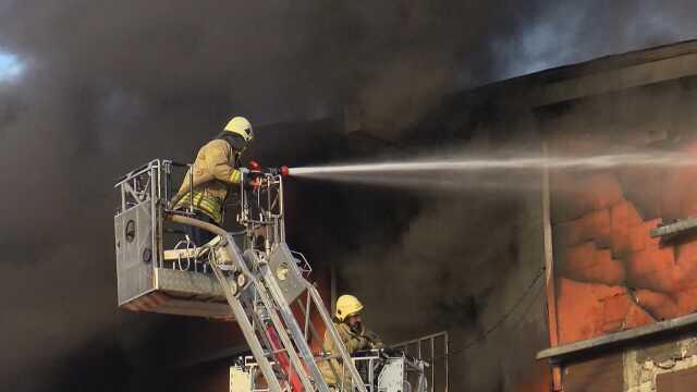 Ayakkabı imalathanesinde korkutan yangın! İş yeri kullanılamaz hala geldi
