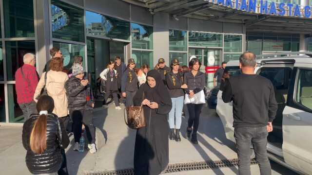 Bitkin halleri dikkatlerden kaçmadı! Nihal ve Bahar Candan kardeşler sağlık kontrolüne böyle getirildi!