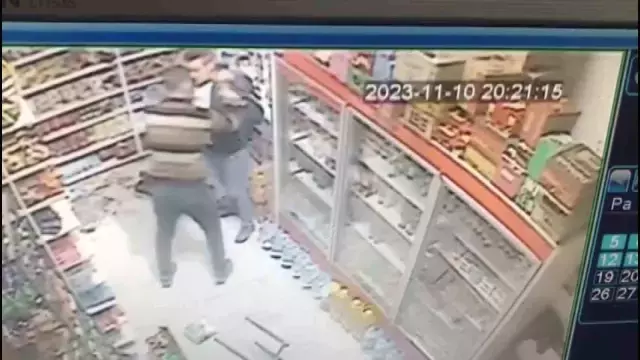 'CHP'den neden istifa ettin?' dayağı! Yeni başkan ve beraberindekiler, eski başkanı tekme tokat dövdü