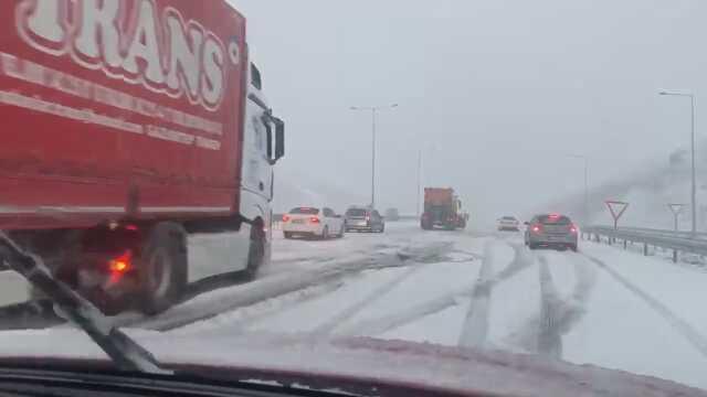 Kar yağışı Kuzey Marmara Otoyolu'nda ulaşımı olumsuz etkiledi! Uzun araç kuyrukları oluştu