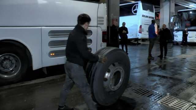 İstanbul'da kış lastiği zorunluluğu 25 Kasım'a çekildi, ticari araç sürücüleri lastikçilere akın etti