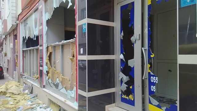 Dedikodulara sinirlenen genç kadın, masaj salonunun camlarını kazmayla paramparça etti