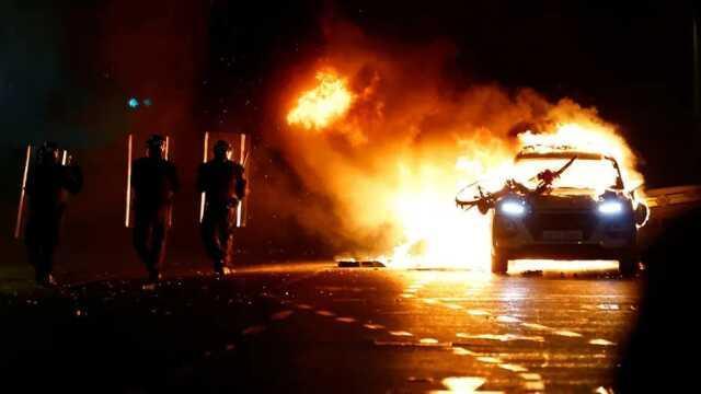 Dublin'de 'terör saldırısı' olarak nitelendirilmeyen bıçaklı saldırı sonrası halk sokağa döküldü