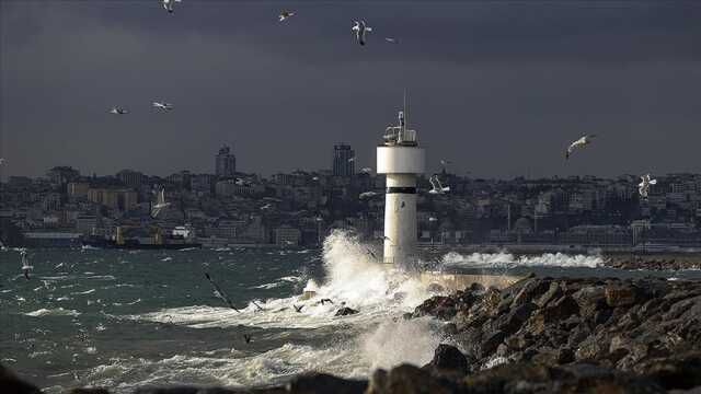 İstanbul Boğazı, olumsuz hava koşulları nedeniyle çift yönlü gemi trafiğine kapatıldı