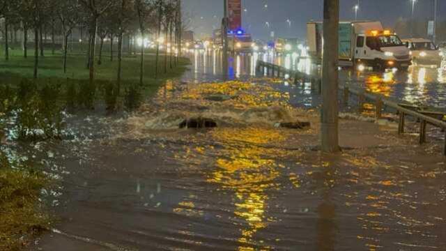 İstanbul sağanak yağışa teslim oldu, AKOM'dan uyarı geldi