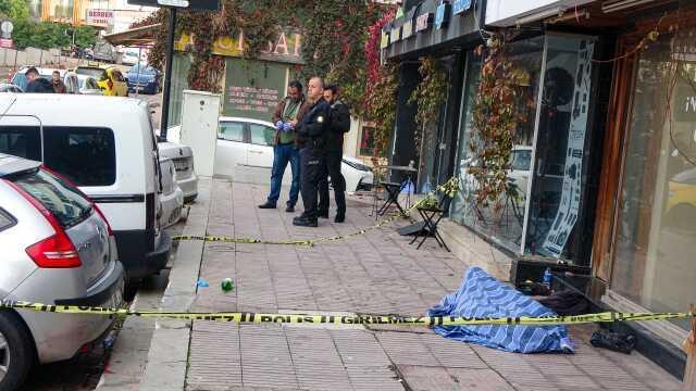 Esnafın uyuduğunu düşünerek üzerini örttüğü evsiz ölü bulundu