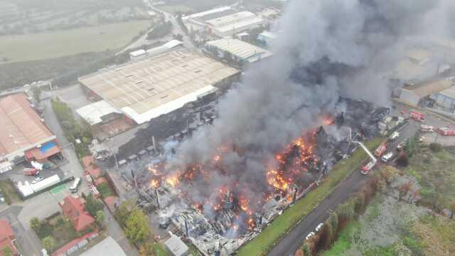 Lojistik deposunda yangın! Fabrikalara sıçrayan alevler, bir türlü söndürülemiyor