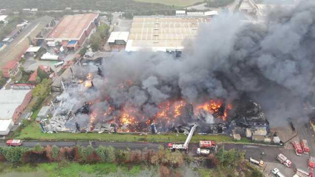 Lojistik deposunda yangın! Fabrikalara sıçrayan alevler, bir türlü söndürülemiyor