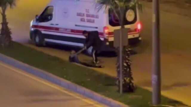 Bıçaklanıp yolun ortasına atıldı, hiçbir araç yardım için durmadı