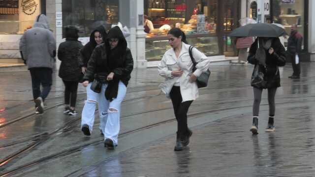 Dereler taştı, yollar kapandı, seferler iptal! İstanbul'u da etkisi altına alan sağanak 38 saat sürecek