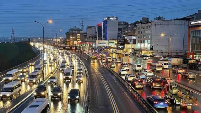 İstanbul'daki sağanak nedeniyle trafik durma noktasına geldi