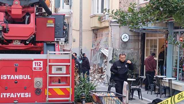 Kadıköy'de yıkım esnasında binada çökme meydana geldi! Enkaz altında kalan bir işçi yaralandı