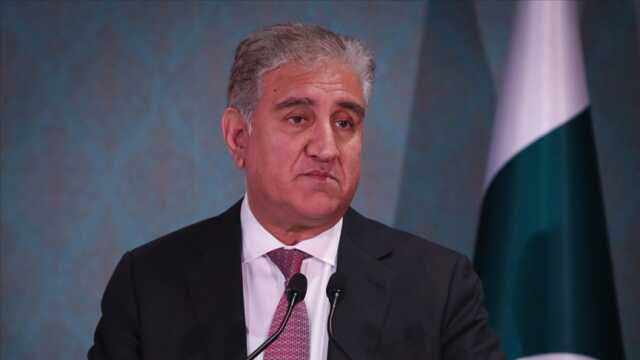 Pakistan'da tutuklanan eski Dışişleri Bakanı Kureyşi'yi polisler yaka paça götürdü