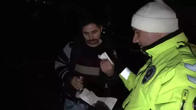 Bunu da gördük! Elinde içkiyle polisleri ikna etmeye çalıştı