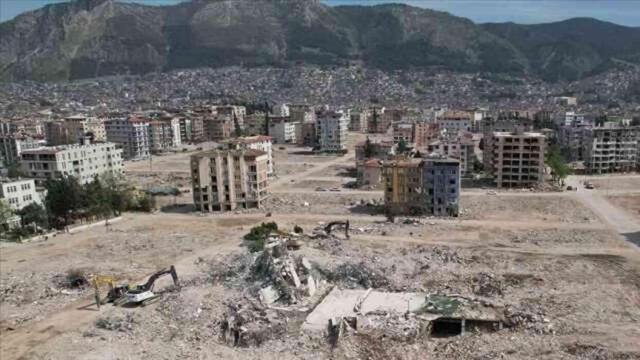 'Hatay'da vereceğimiz karar çok tarihi olacak' diyen CHP lideri Özel, Lütfü Savaş'ı yeniden aday gösterdi