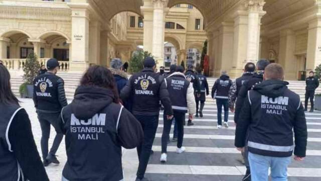 Büyükçekmece Belediye Başkan Yardımcısı Hasan Akkuş, başörtülü yaşlı kadının boğazını sıkıp küfretti