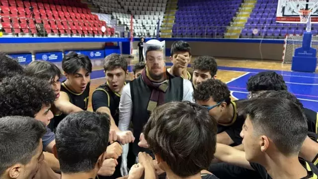 Antrenör, maçlardan men cezası alınca oyuncularına moral olsun diye manken gönderdi