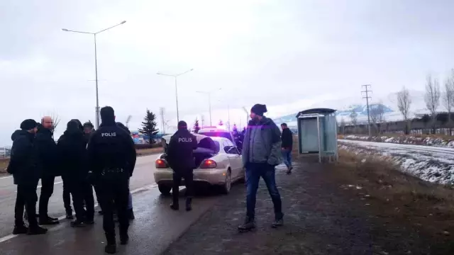 Erzurum'da trafikte yol verme tartışmasında polise bıçakla saldırdı