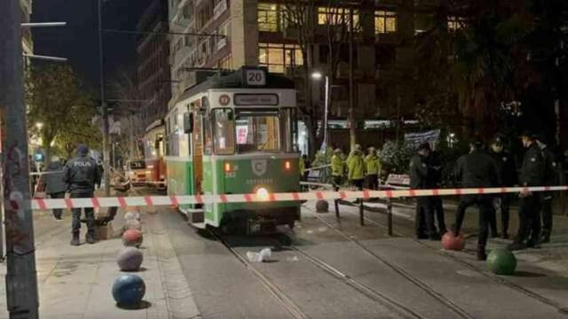 Sultanahmet'te tramvay yayaya çarptı, seferler durdu