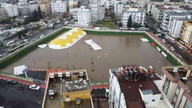 Antalya'da sel nedeniyle 1 kişi hayatını kaybetti, 3 ilçede okullar yarın da tatil