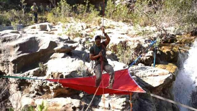 60 metrelik uçurumun ortasına kurduğu hamağın halatı kopan fenomen ölümden döndü
