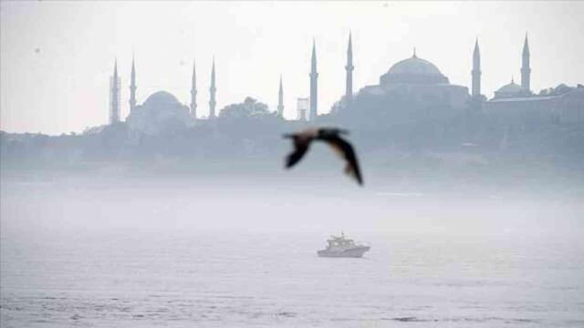 İstanbul Boğazı'ndaki gemi trafiği sis nedeniyle durduruldu
