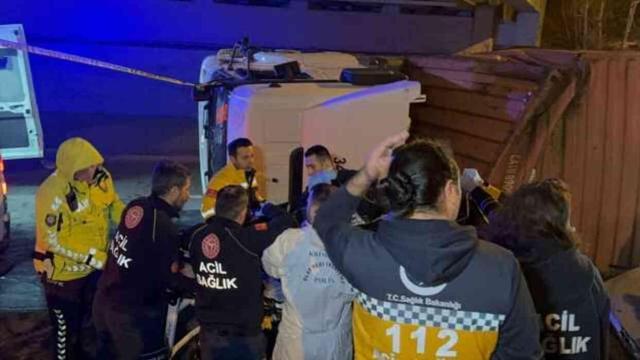 İstanbul Bakırköy'de üst geçide çarpan tır, otomobilin üzerine devrildi: 4 ölü