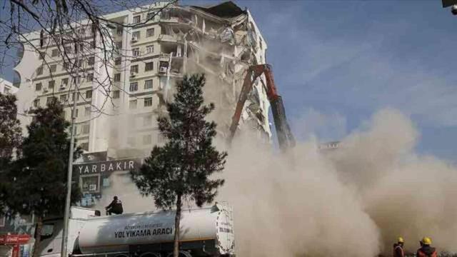 Depremde yıkılan Galeria Sitesi'nin 3 müteahhidi ve inşaat mühendisine 17 yıl hapis cezası