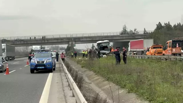 Düzce'de Otobüs Tıra Çarptı: 15 Yaralı