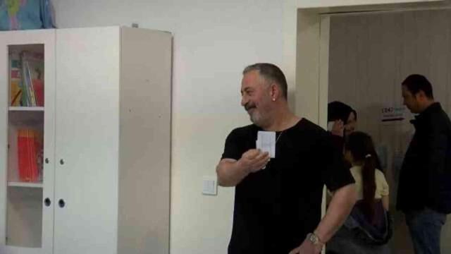 Candan Erçetin sandık görevlisi oldu, aynı okulda Cem Yılmaz oy kullandı