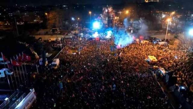 Ekrem İmamoğlu'ndan Saraçhane'de zafer konuşması! On binlerce kişiye seslendi