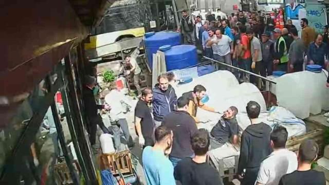 Kontrolden çıkan İETT otobüsü, kaldırımda yürüyen yayalara çarptı
