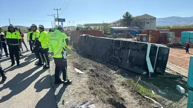 Malatya'da otomobille çarpışan otobüs devrildi: 19 yaralı