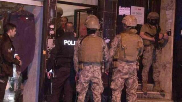 Komşusunun dairesine balyoz ve matkapla saldırıp kapıyı ateşe verdi