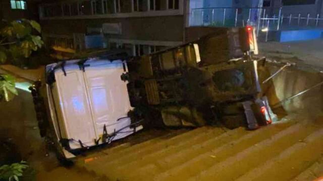 Benzin yüklü tanker devrildi! Patlama riskine karşı D-130 Karayolu trafiğe kapatıldı