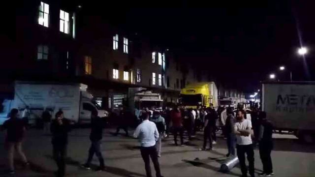 İflas eden mobilya firmasının önüne tırlarla gelen alacaklılar, eşyaları yağmalamaya çalıştı