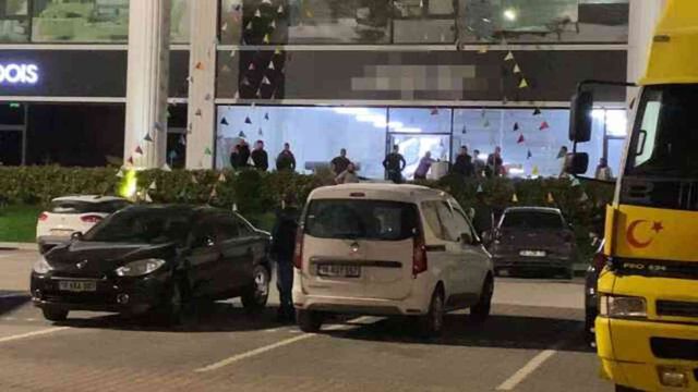 İflas eden mobilya firmasının önüne tırlarla gelen alacaklılar, eşyaları yağmalamaya çalıştı